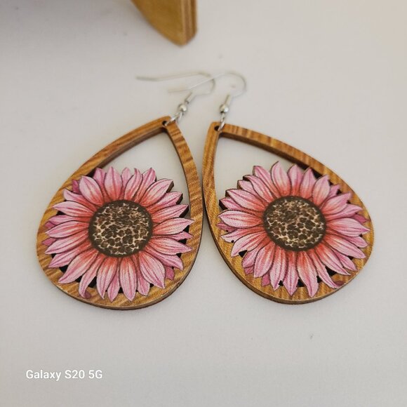 Unknown‎ Brand Wooden Tear Shaped Daisy Dangle Drop Earrings NWOT Ladies Casual - Picture 3 of 4
